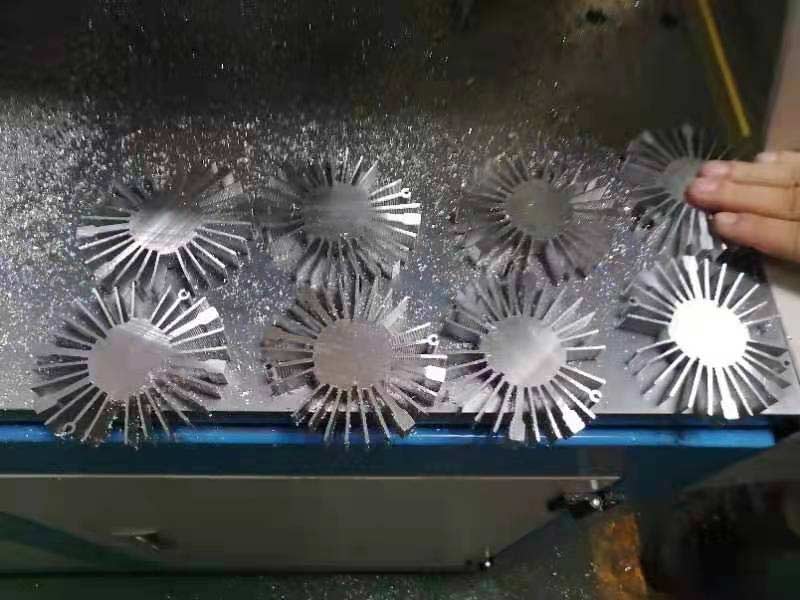 【昆山】用全封闭分离式铝材切割机锯切太阳花，超级满意