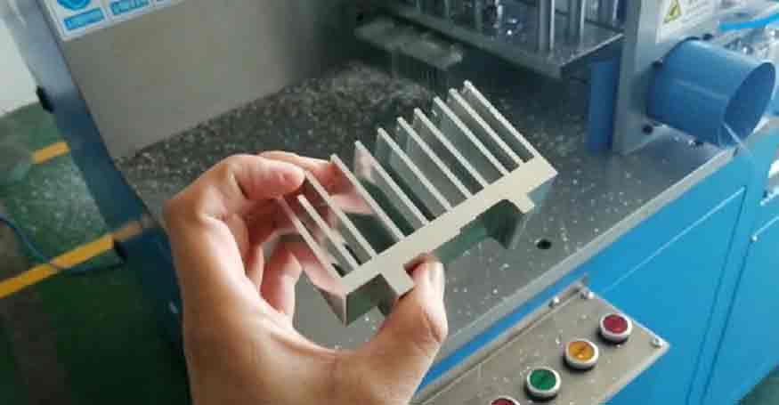 用铝型材切割机SDY-Q450试切铝合金散热器-韩国客户携材料试切现场